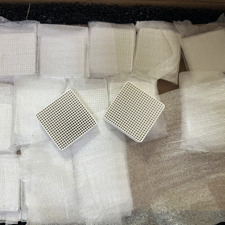 Honeycomb ceramic filters are exported to Canada